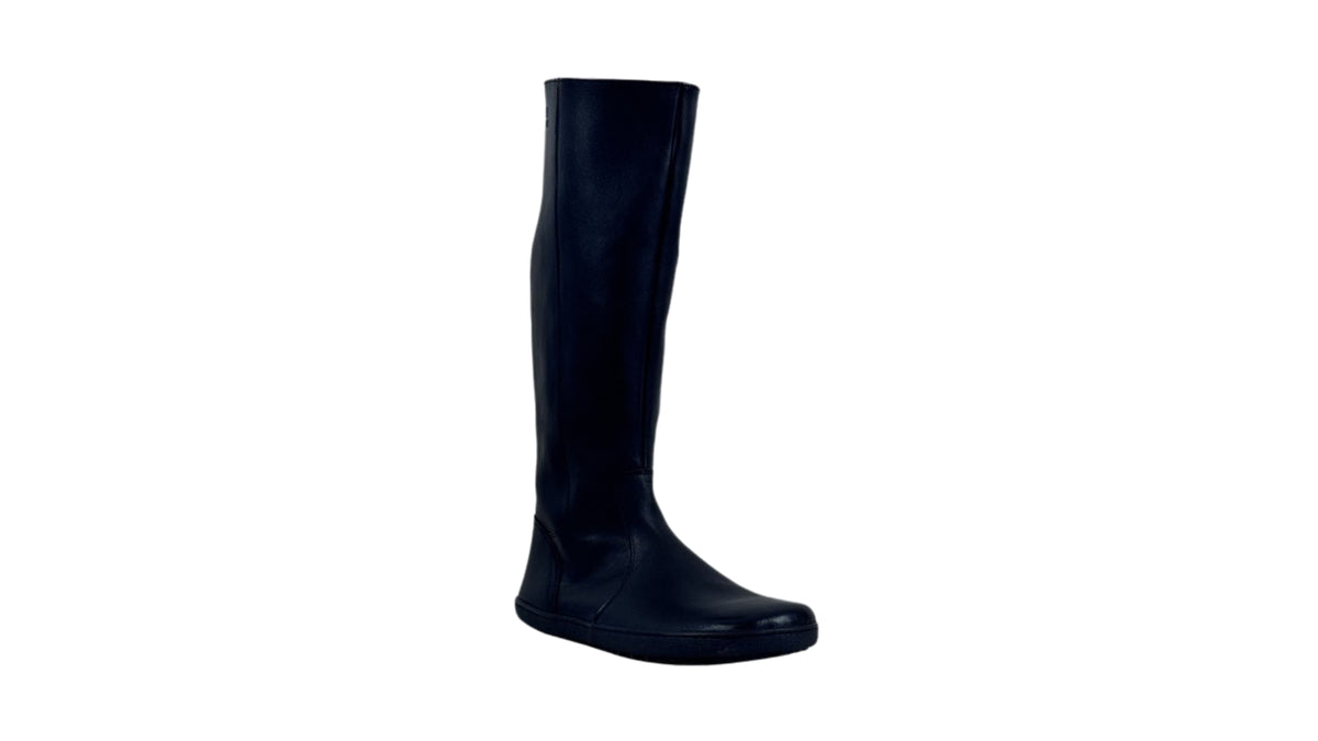 Barfußstiefel für Erwachsene, geschlossene Zehenpartie, geschlossener Fersenbereich, hoher Schaft, flache Sohle, schräge Vorderansicht