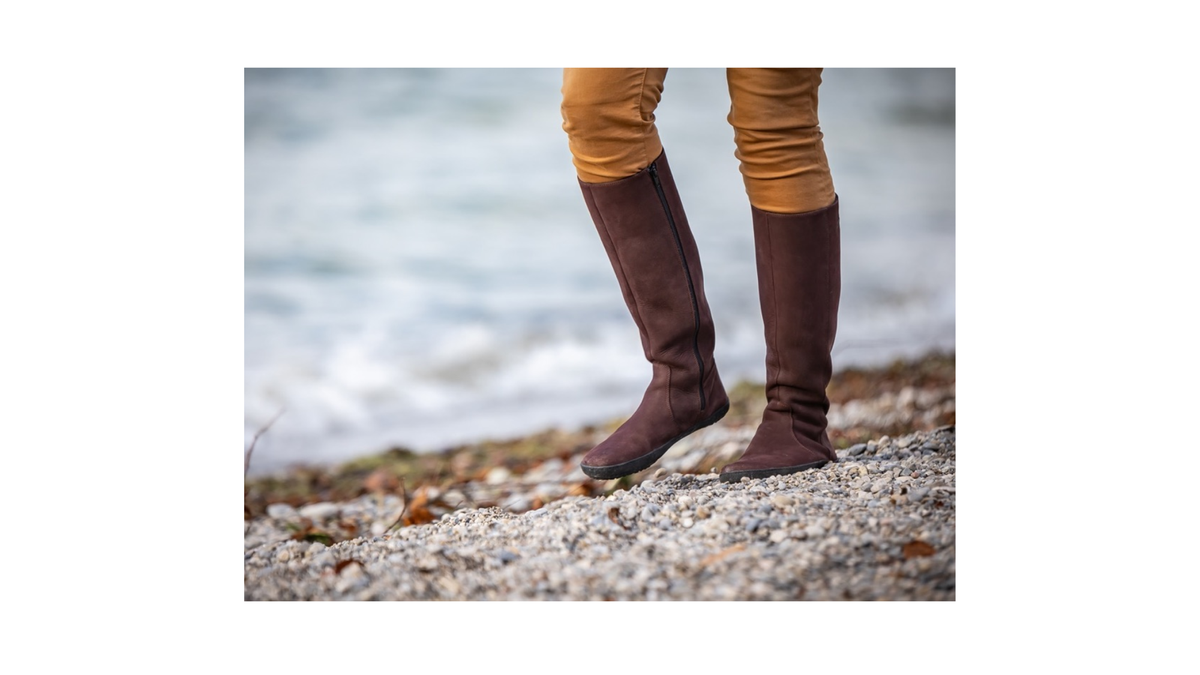 Kniehohe Barfußstiefel für Erwachsene mit hohem Schaft und flacher Sohle, am Fuß getragen, schräge Vorderansicht