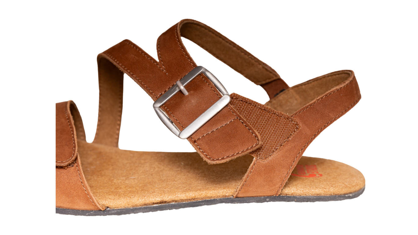 Barfußsandale, offene Zehen und offener Fersenbereich, mehrere Riemen mit Schnallen, flexible Sohle, einzelner Schuh, schräge Vorderansicht