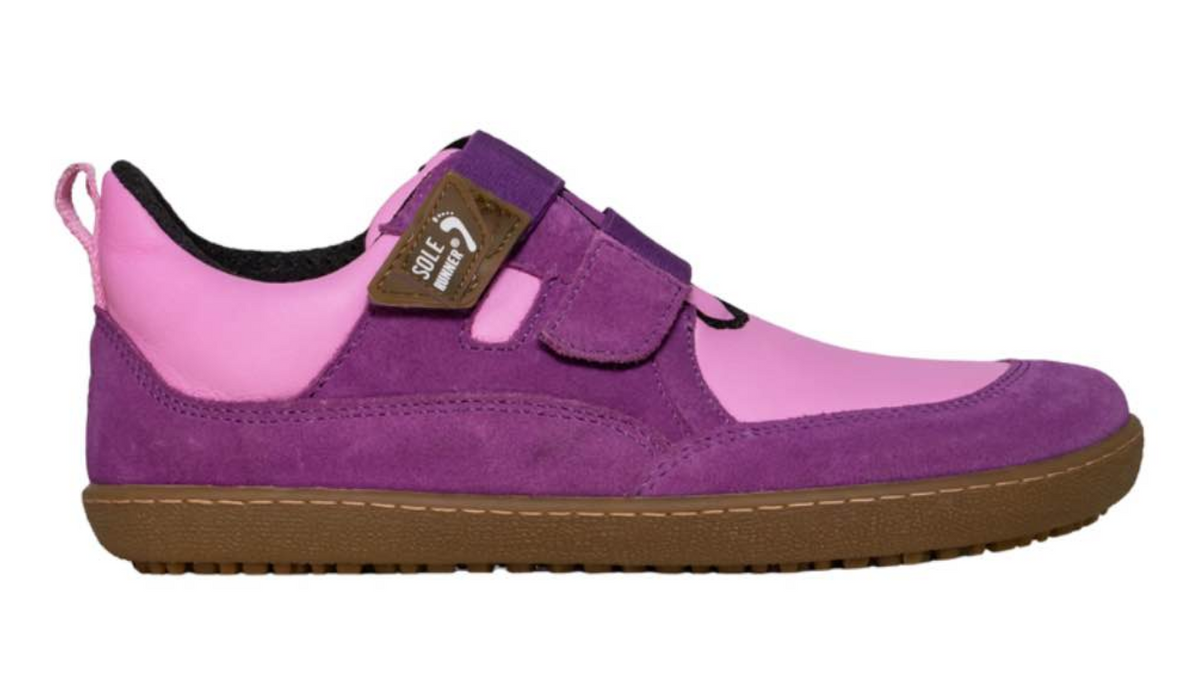 Kinder Barfußschuh, geschlossene Zehen und geschlossener Fersenbereich, Klettverschluss, flexible Sohle mit Profil, einzelner Schuh, Seitenansicht außen