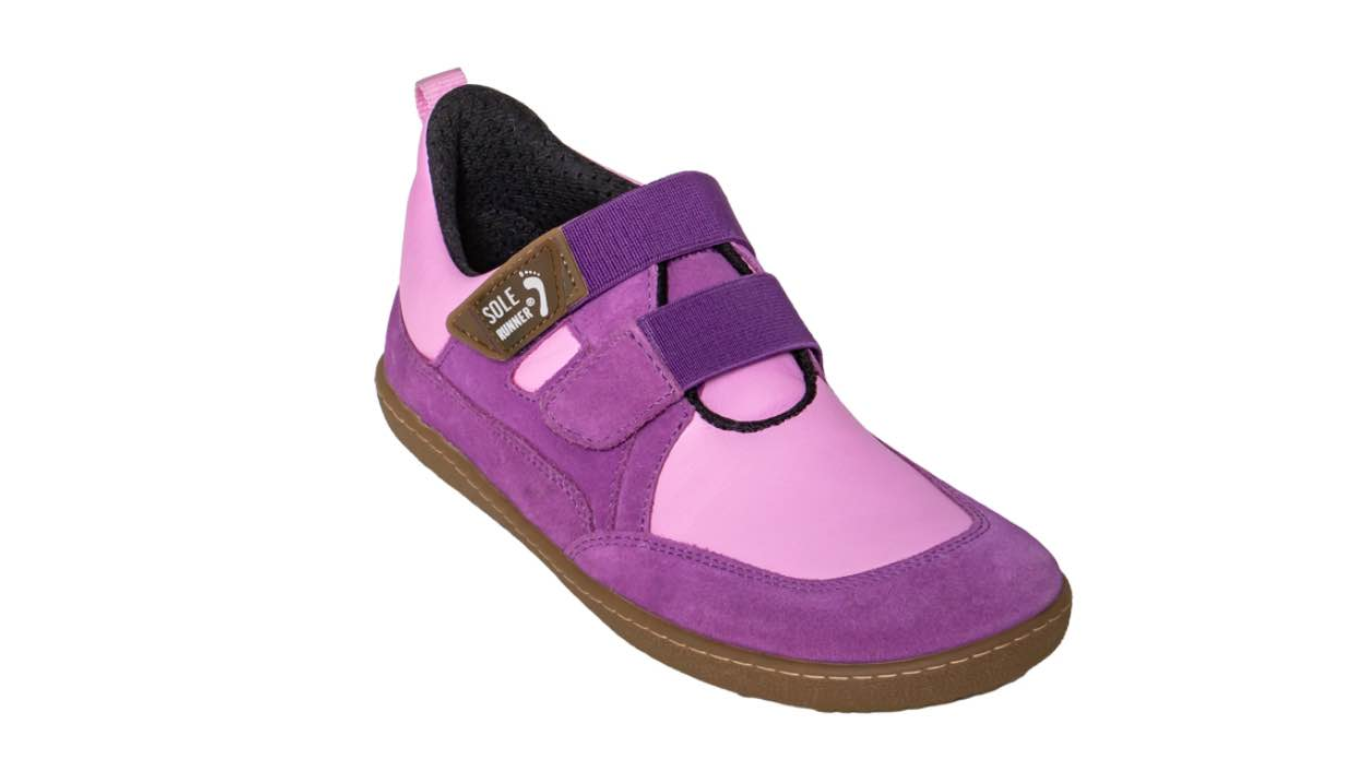 Kinder Barfußschuh, geschlossene Zehen und geschlossener Fersenbereich, Klettverschluss, schräge Vorderansicht