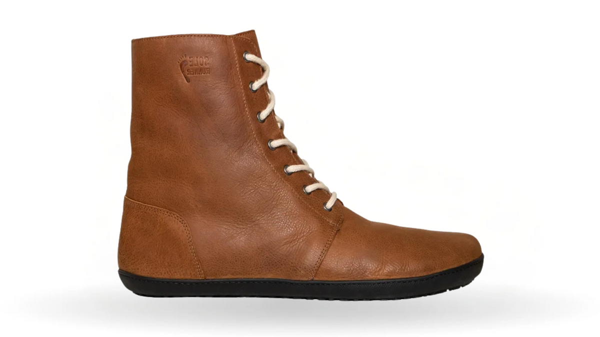 Barfußwinterstiefel, geschlossene Zehen und geschlossener Fersenbereich, Schnürsenkel, flexible Sohle, einzelner Schuh, Seitenansicht außen