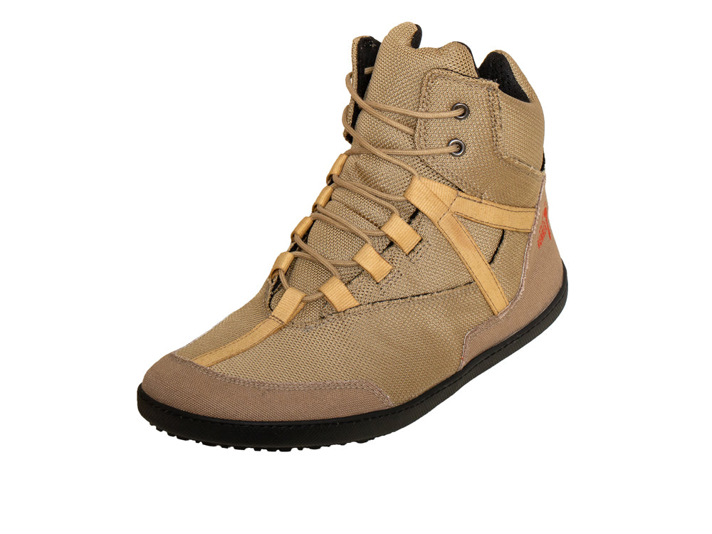 Barfußwinterstiefel, geschlossene Zehen und geschlossener Fersenbereich, Schnürsenkel mit Ösen, flexible Sohle, einzelner Schuh, schräge Vorderansicht