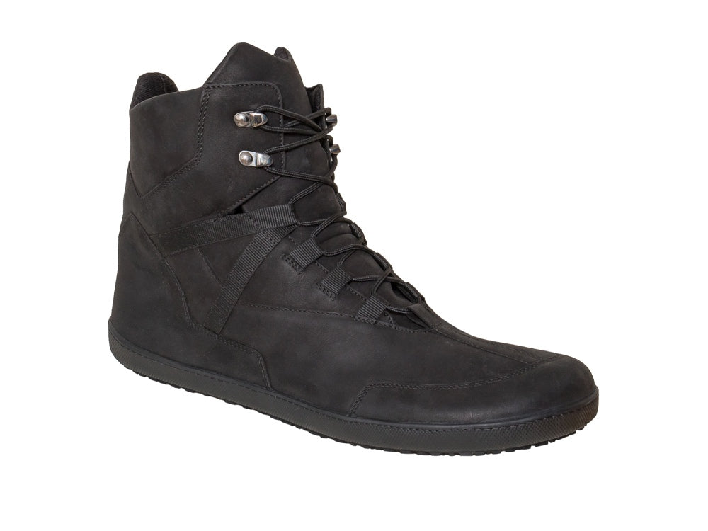 Barfußwinterstiefel, geschlossene Zehen und geschlossener Fersenbereich, Schnürsenkel mit Ösen, flexible Sohle, einzelner Schuh, schräge Vorderansicht