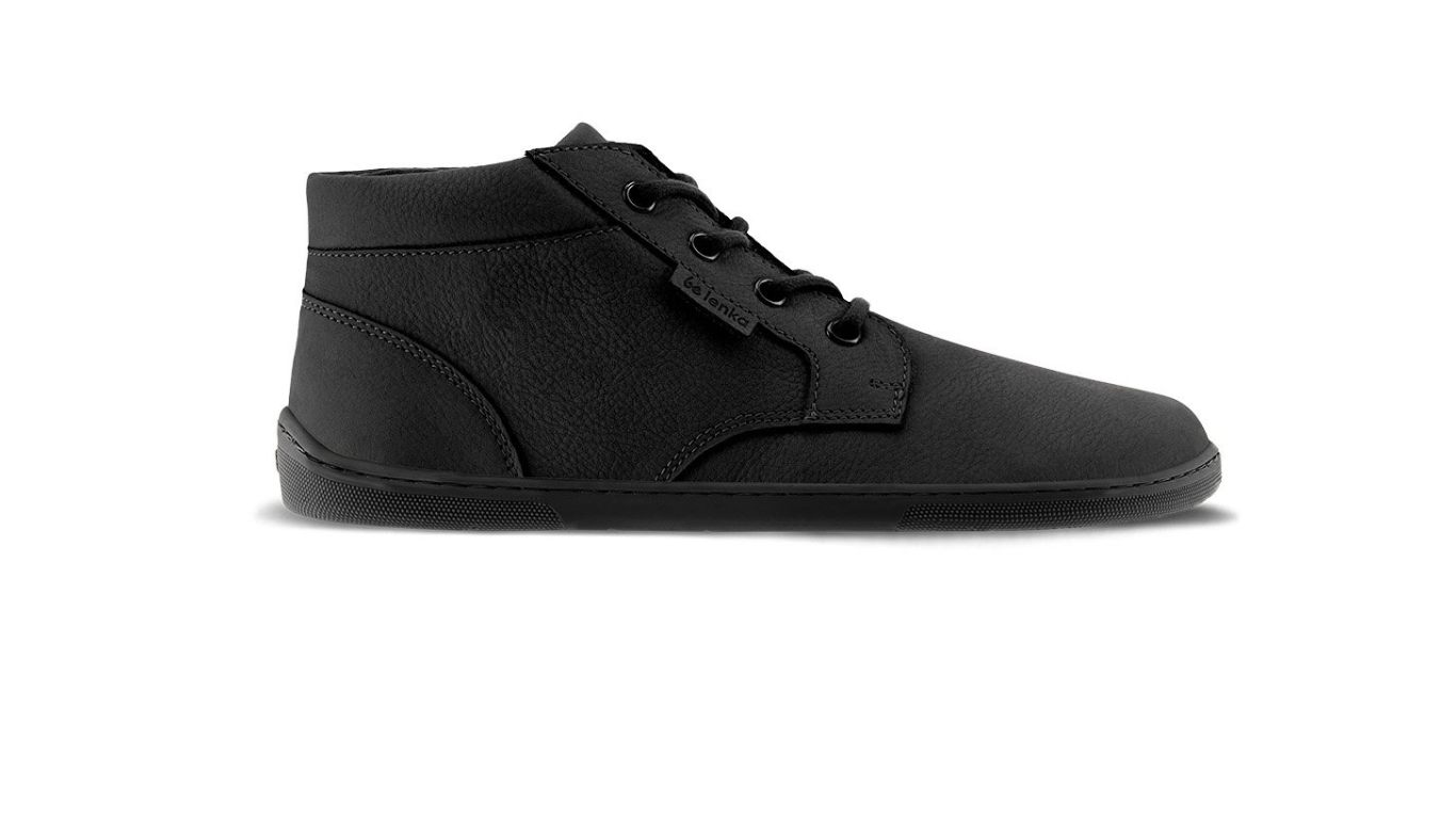 Knöchelhoher Barfußschuh für Erwachsene mit breiter Zehenbox, Schnürung, geschlossener Zehenbox und geschlossener Ferse, Seitenansicht außen.