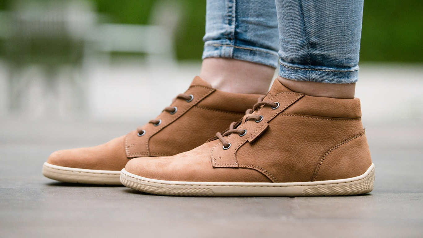 Knöchelhoher Barfußschuh für Erwachsene am Fuß getragen mit Schnürung und breiter Zehenbox, Seitenansicht außen.