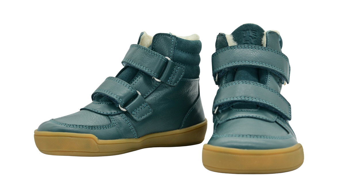 Barfußschuh für Kinder, geschlossene Zehenpartie, geschlossener Fersenbereich, zwei Klettverschlüsse, gepolsterter Schaftrand, flache Sohle, Seiten- und Vorderansicht, Paar