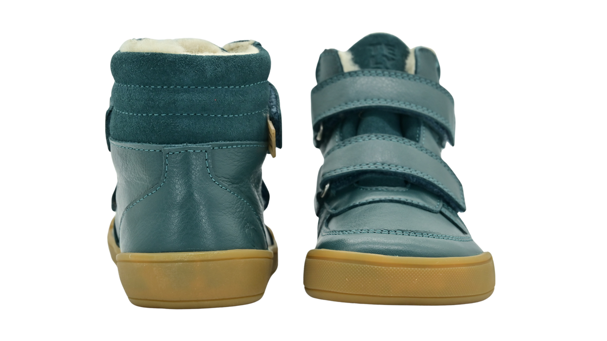 Barfußschuh für Kinder, geschlossene Zehenpartie, geschlossener Fersenbereich, zwei Klettverschlüsse, gepolsterter Schaftrand, flache Sohle, Vorder- und Rückansicht als Paar