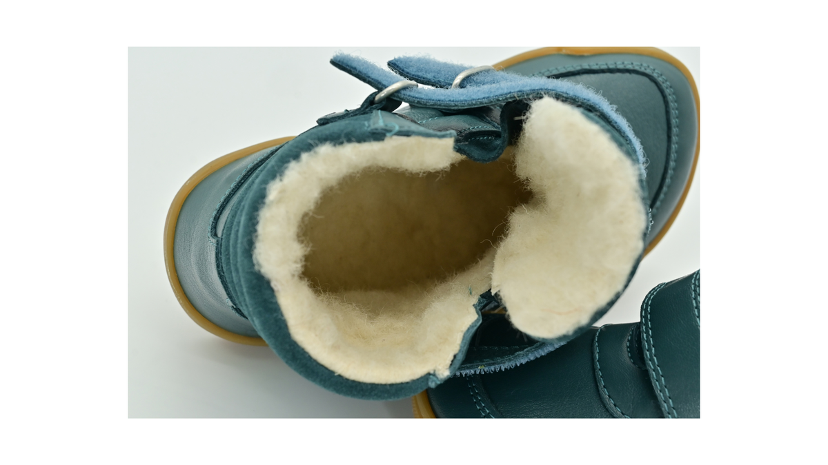 Barfußschuh für Kinder, geschlossene Zehenpartie, geschlossener Fersenbereich, zwei Klettverschlüsse, gepolsterter Schaftrand, flache Sohle, Detailansicht von Schaft und Futter von oben
