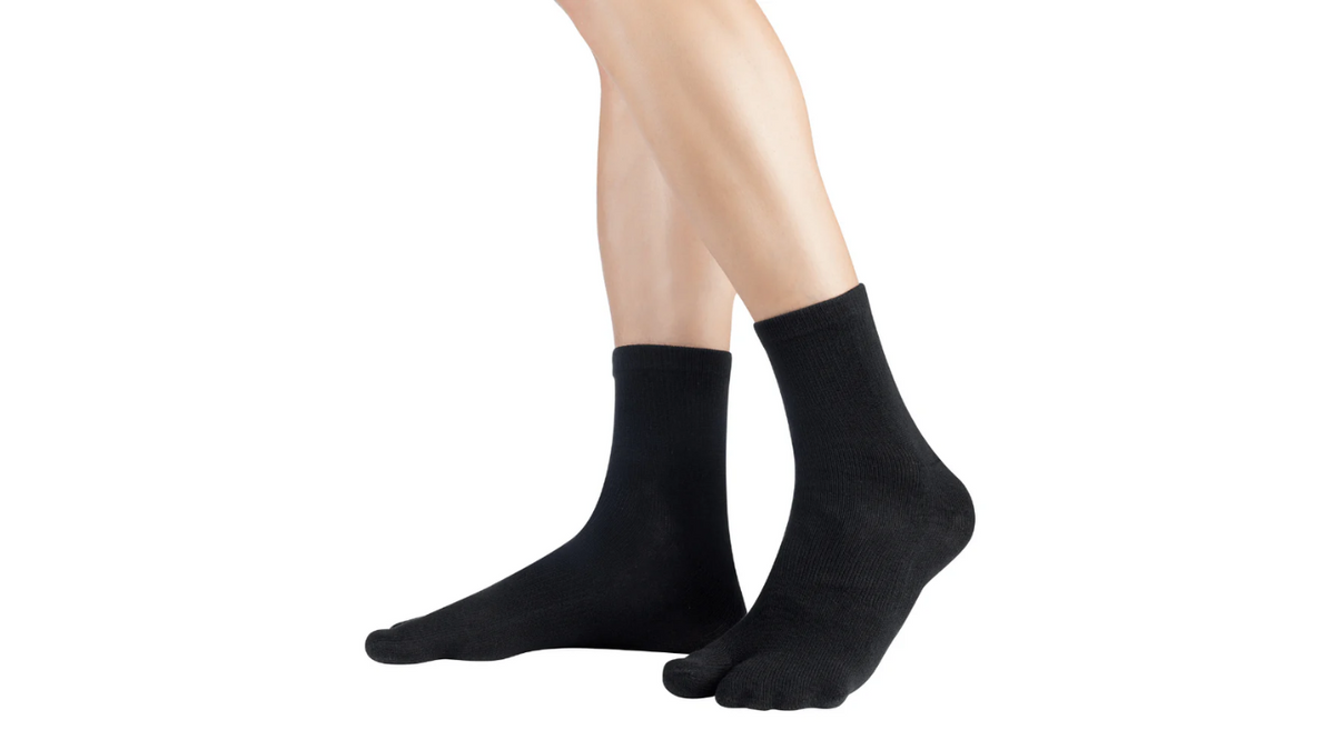 Zehensocken, separate Zehen, knöchelhoher Schaft, elastischer Bund, getragen am Fuß, Seitenansicht außen