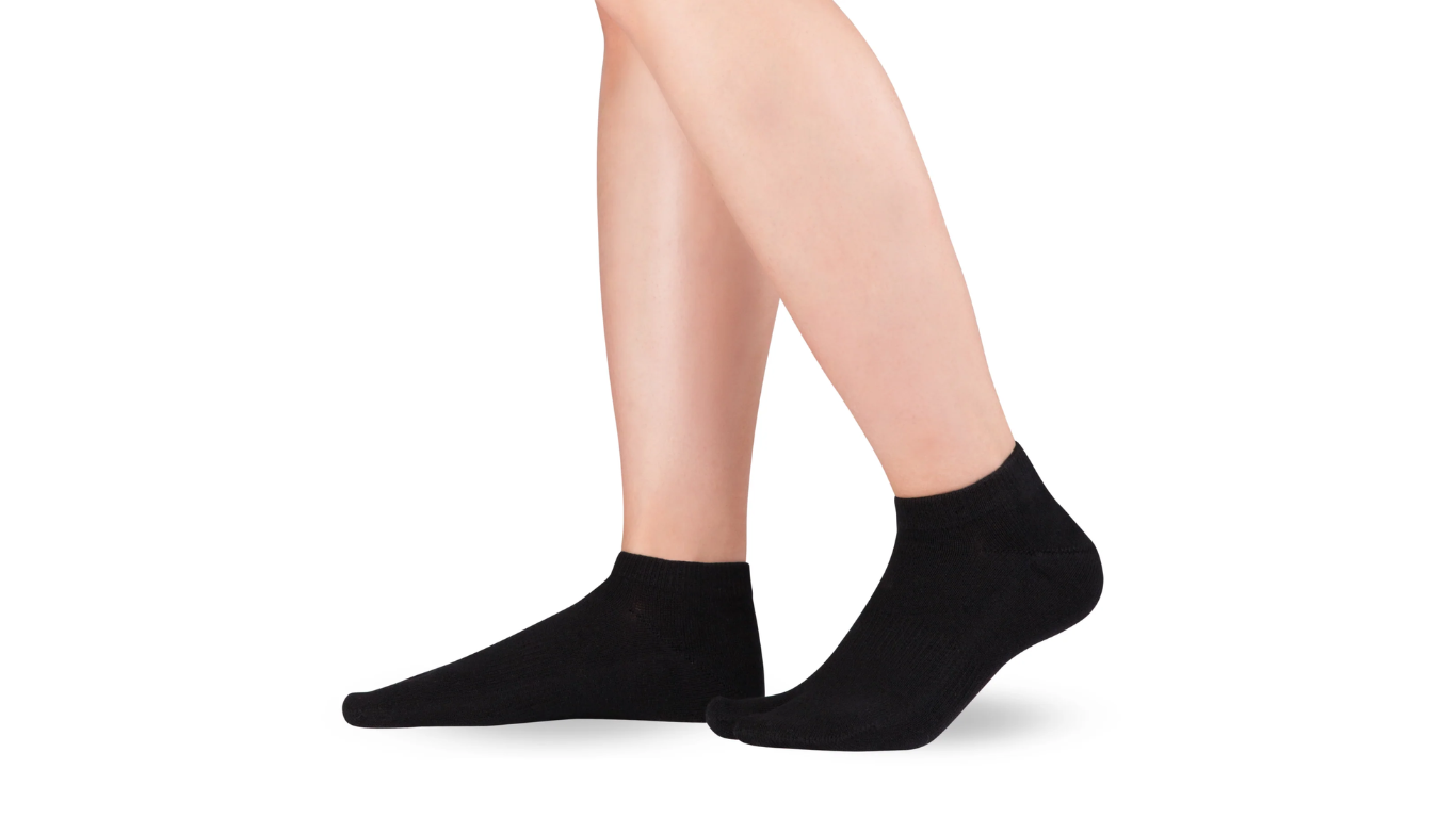 Zehensocken, separate Zehen, knöchelhoher Schaft, elastischer Bund, Paaransicht, schräge Vorderansicht am Fuß getragen