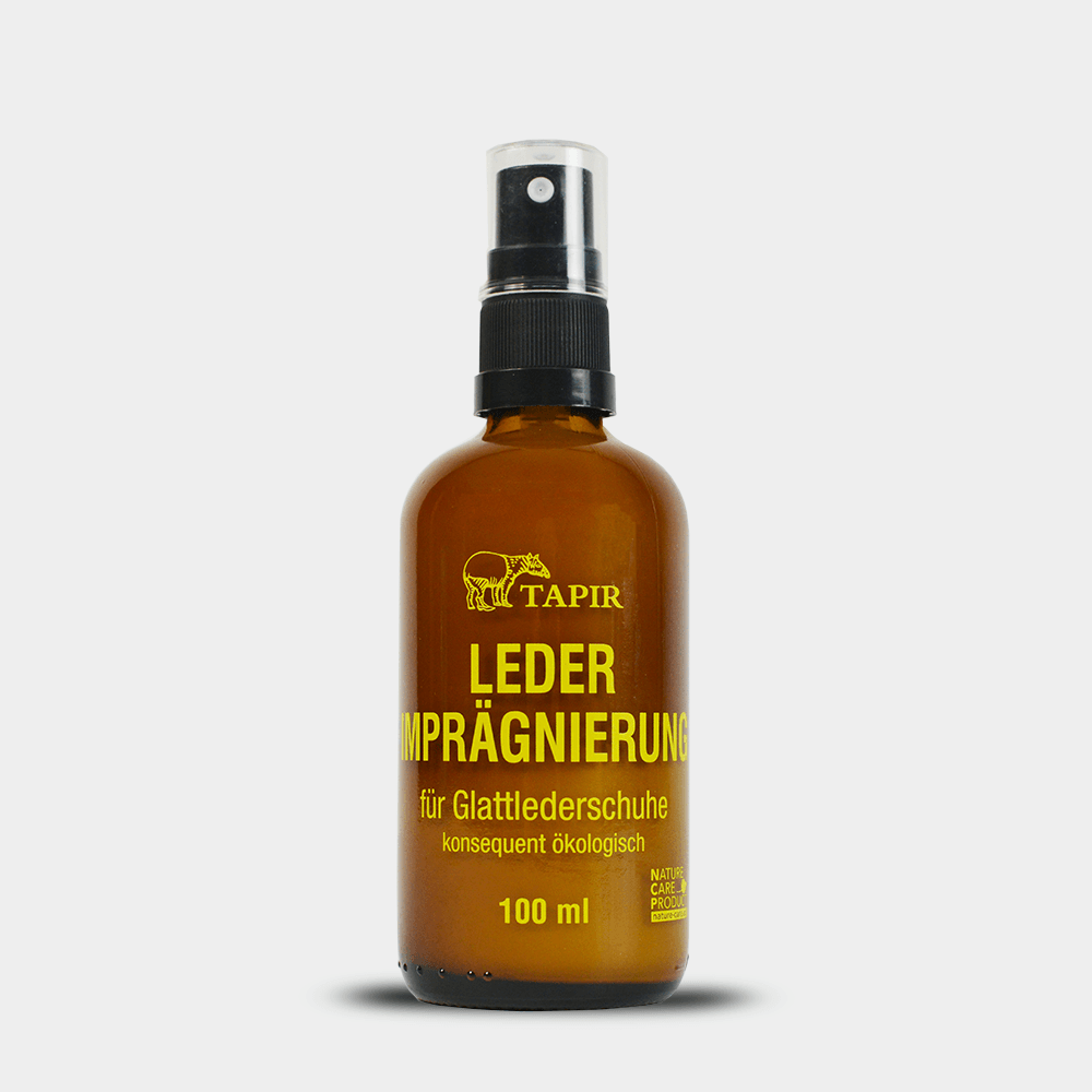 Imprägnierspray für Leder in Glasflasche mit Sprühkopf und Etikett, schräge Vorderansicht