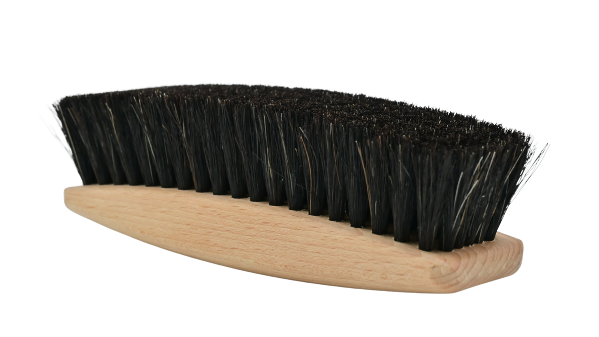 Schuhpflegebürste von Tapir mit Holzgriff und dichtem Borstenbesatz, Seitenansicht außen