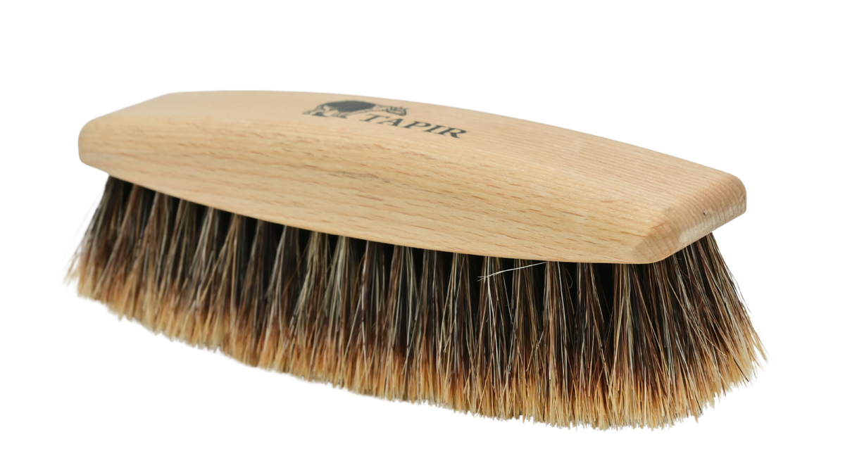 Schuhpflegebürste von Tapir mit Holzgriff, Markenaufdruck und dichtem Borstenbesatz, schräge Vorderansicht