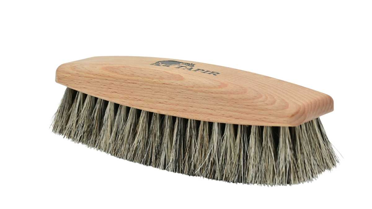 Schuhpflegebürste von Tapir mit Holzgriff, Markenaufdruck und dichtem Borstenbesatz, schräge Vorderansicht