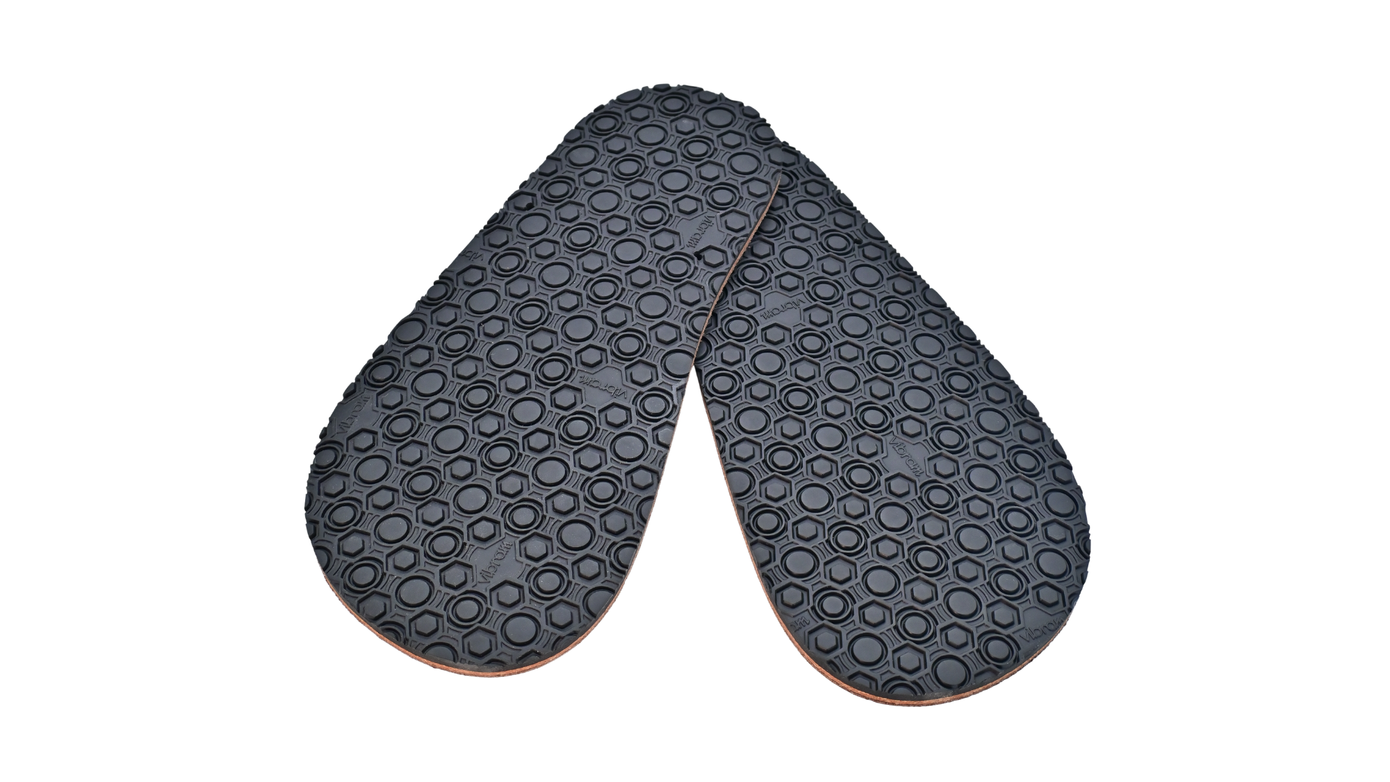 Paar Barfußsandalen-Einlegesohlen in Ansicht von unten, mit breitem Vorfuß und profilierter Unterseite.