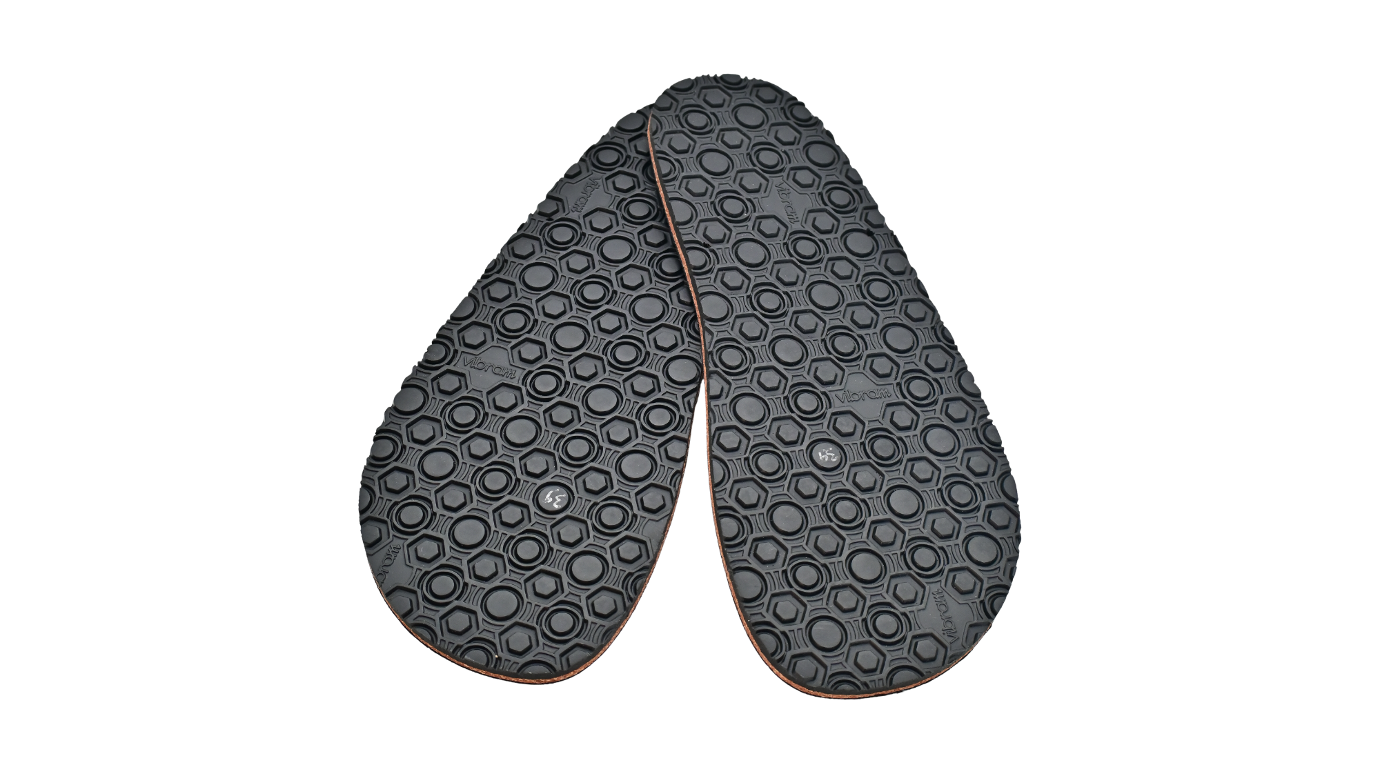 Paar Barfußsandalen-Einlegesohlen in Ansicht von unten, mit breitem Vorfuß und profilierter Unterseite.