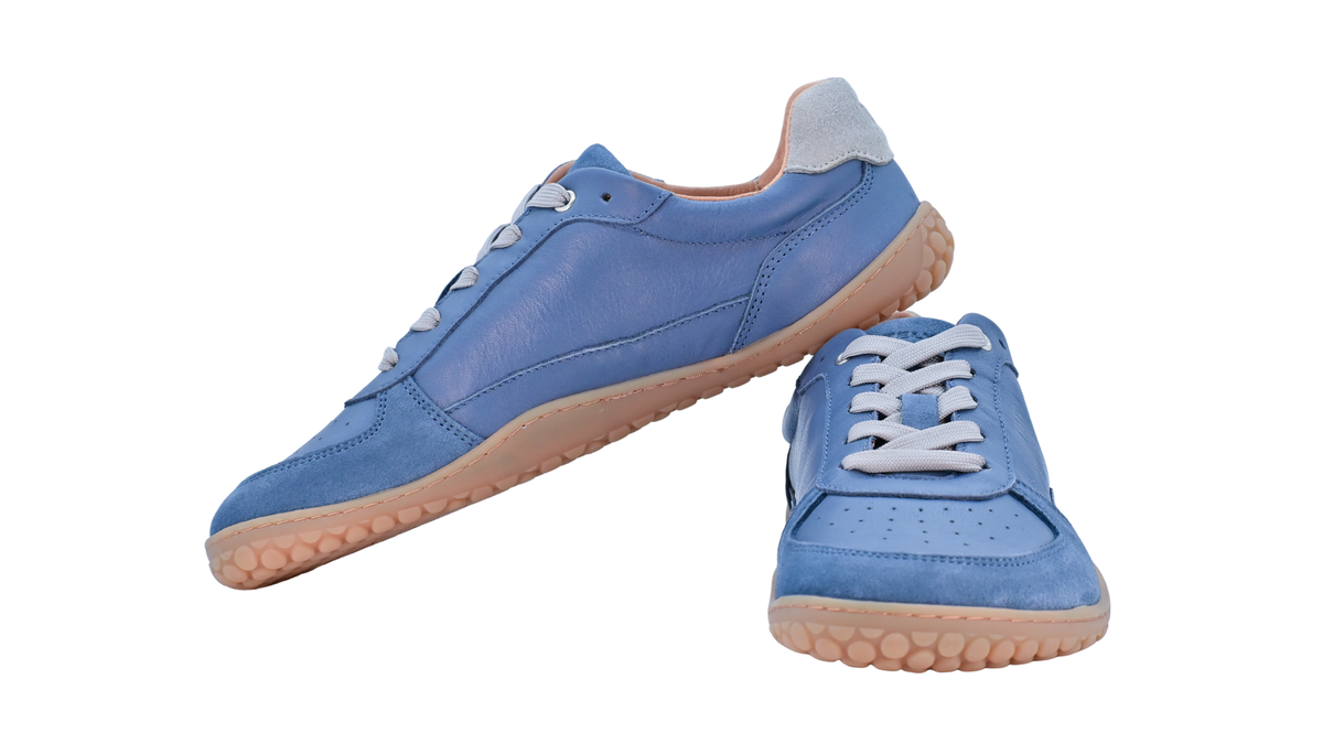 Barfußschuh für Erwachsene, geschlossene Zehenpartie, geschlossener Fersenbereich, Schnürung, Perforation im Zehenbereich, flache Sohle, Seiten- und Vorderansicht, Paar