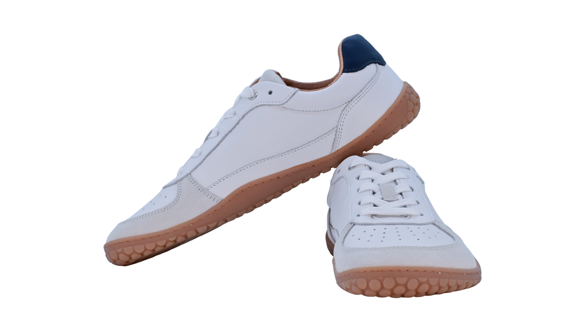 Barfußschuh für Erwachsene, geschlossene Zehenpartie, geschlossener Fersenbereich, Schnürung, Perforation im Zehenbereich, flache Sohle, Seiten- und Vorderansicht, Paar