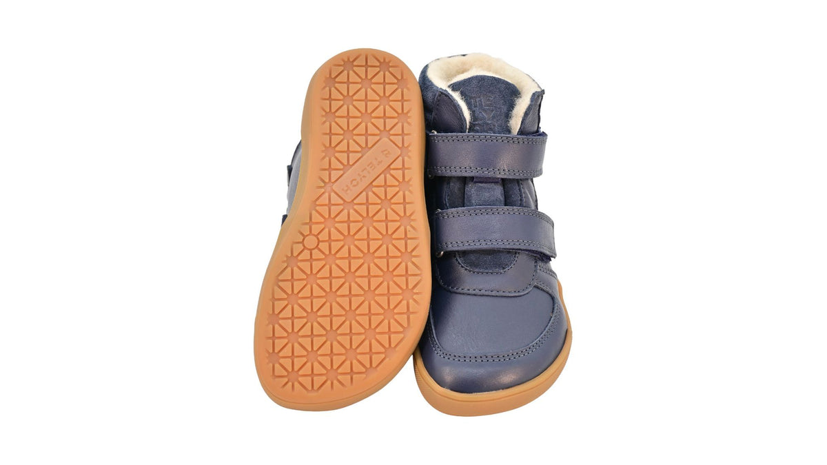 Barfußschuh für Kinder, geschlossene Zehenpartie, geschlossener Fersenbereich, zwei Klettverschlüsse, gepolsterter Schaftrand, flache Sohle, Ansicht von unten und Vorderansicht