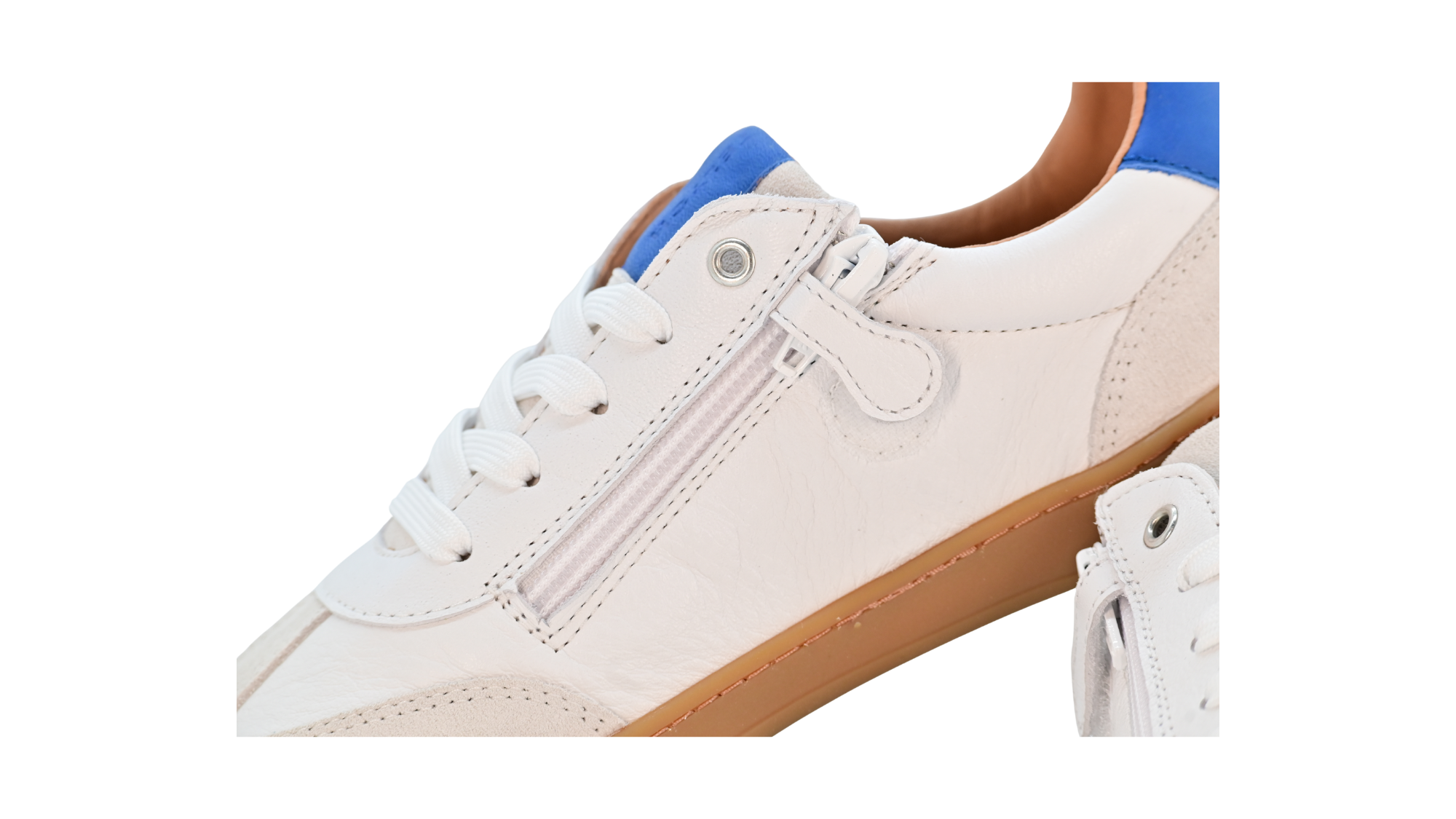 Barfußschuh für Erwachsene, geschlossene Zehenpartie, geschlossener Fersenbereich, Schnürung, seitliche Streifen, flache Sohle, Detailansicht Reißverschluss