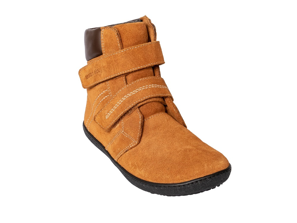 Barfußwinterstiefel für Kinder mit breiter Zehenbox, zwei Klettverschlüssen und geschlossenem Schaft, schräge Vorderansicht