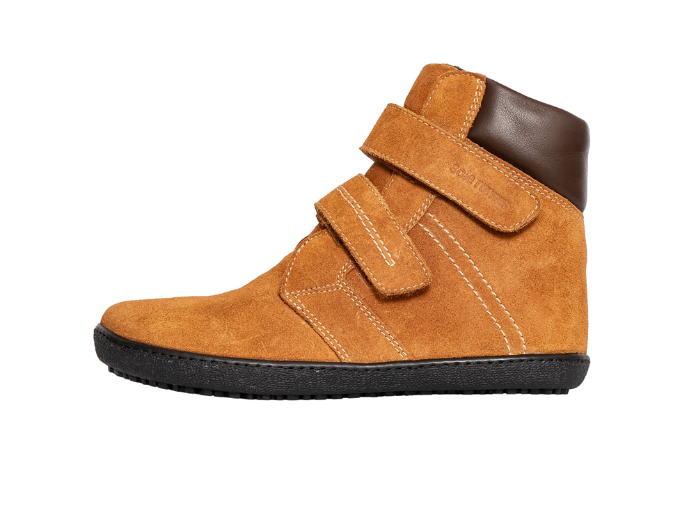 Barfußwinterstiefel für Kinder mit breiter Zehenbox, Klettverschluss und geschlossenem Fersenbereich, Seitenansicht außen
