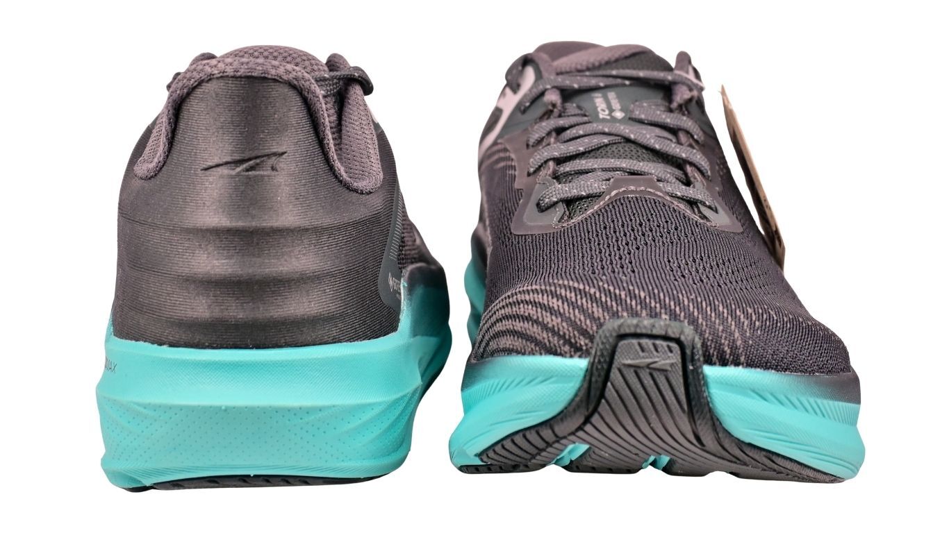 Laufschuhe als Paar, Rückansicht. Gerader Fersenbereich, durchgehende Sohlenlinie.
