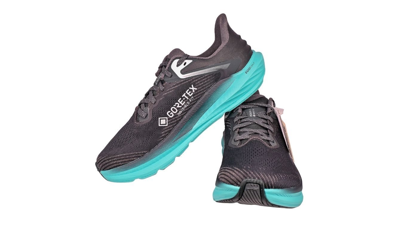 Laufschuh, schräge Vorderansicht als Paar. Geschlossene Zehen, voluminöse Sohle, sportliche Silhouette.