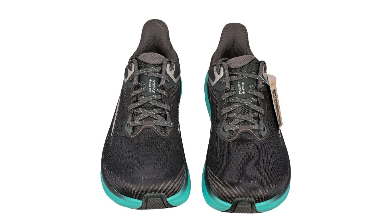 Laufschuhe als Paar, Frontansicht. Symmetrische Schnürung, gleichmäßige Zehenform.