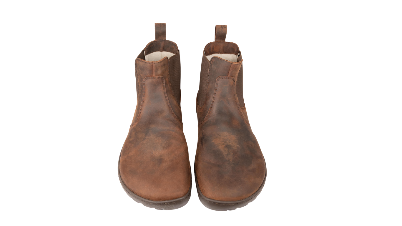 Chelsea-Boots als Paar, Vorderansicht. Symmetrische Form, runde Zehen, gleichmäßige Leistenbreite.