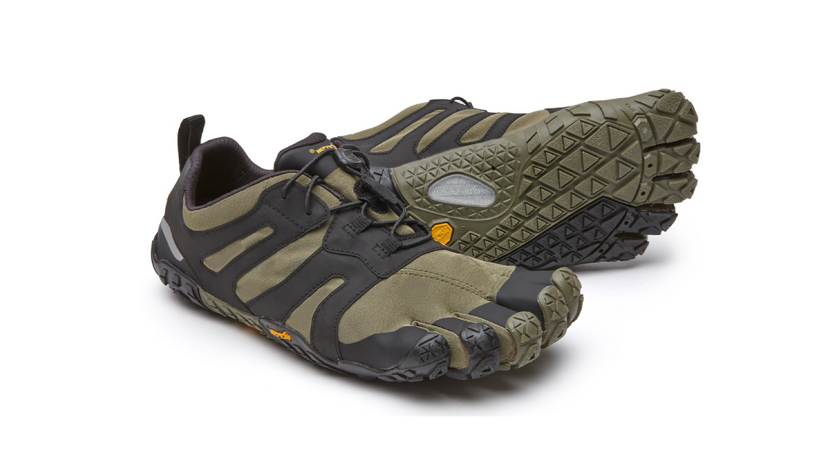 Barfußschuh für Erwachsene mit Schnürung, fünf einzelnen Zehenkammern und profilierter Sohle als Paar, schräge Vorderansicht