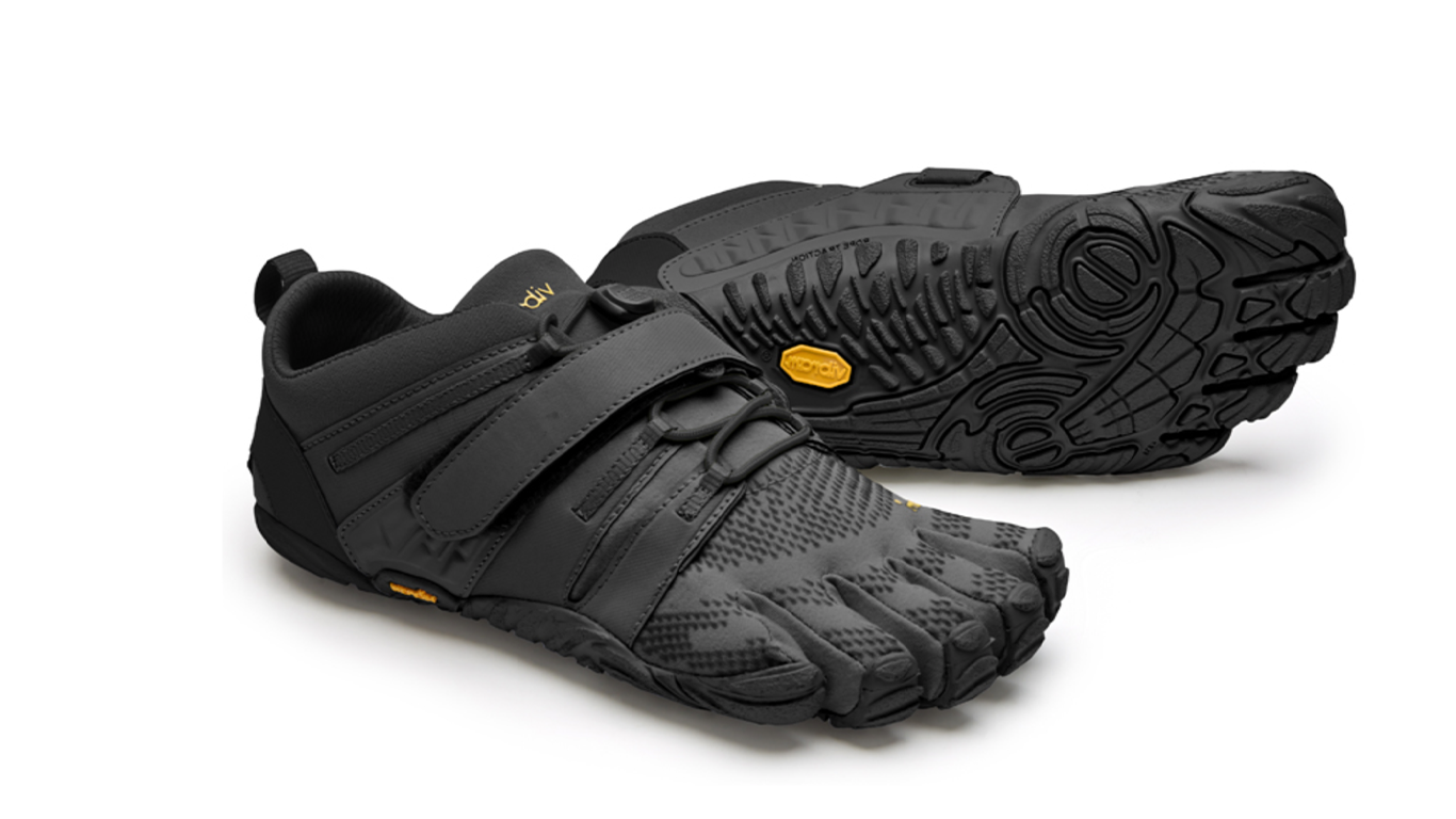 Barfußschuh für Erwachsene mit zwei Riemen, fünf einzelnen Zehenkammern und profilierter Sohle als Paar, schräge Vorderansicht