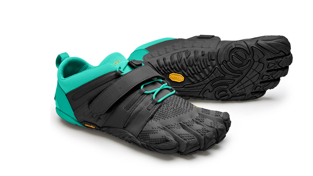 Barfußschuh für Erwachsene mit zwei Riemen, fünf einzelnen Zehenkammern und profilierter Sohle als Paar, schräge Vorderansicht