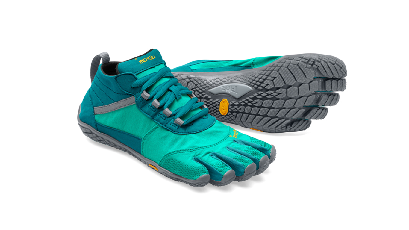 Barfußschuh für Erwachsene mit Schnürung, fünf einzelnen Zehenkammern und profilierter Sohle als Paar, schräge Vorderansicht