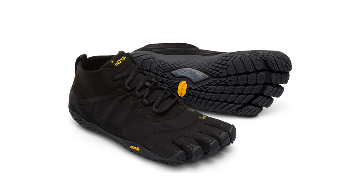 Barfußschuh für Erwachsene mit Schnürung, fünf einzelnen Zehenkammern und profilierter Sohle als Paar, schräge Vorderansicht