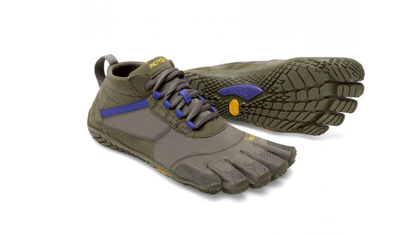 Barfußschuh für Erwachsene mit Schnürung, fünf einzelnen Zehenkammern und profilierter Sohle als Paar, schräge Vorderansicht