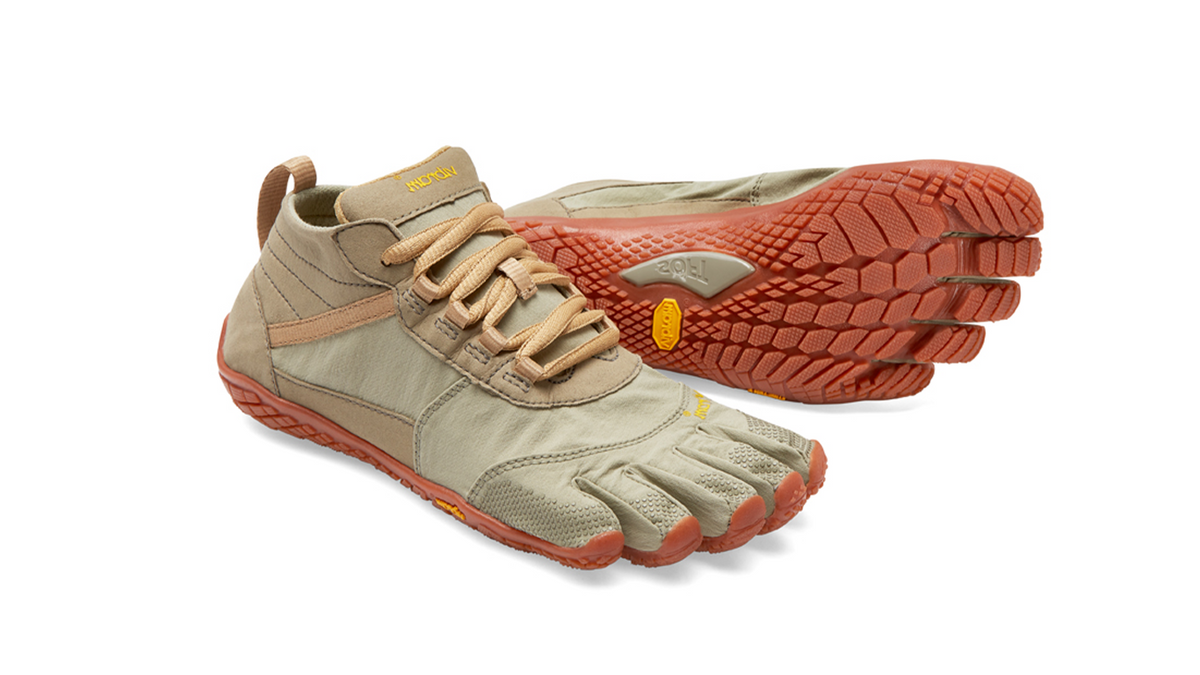 Barfußschuh für Erwachsene mit Schnürung, fünf einzelnen Zehenkammern und profilierter Sohle als Paar, schräge Vorderansicht