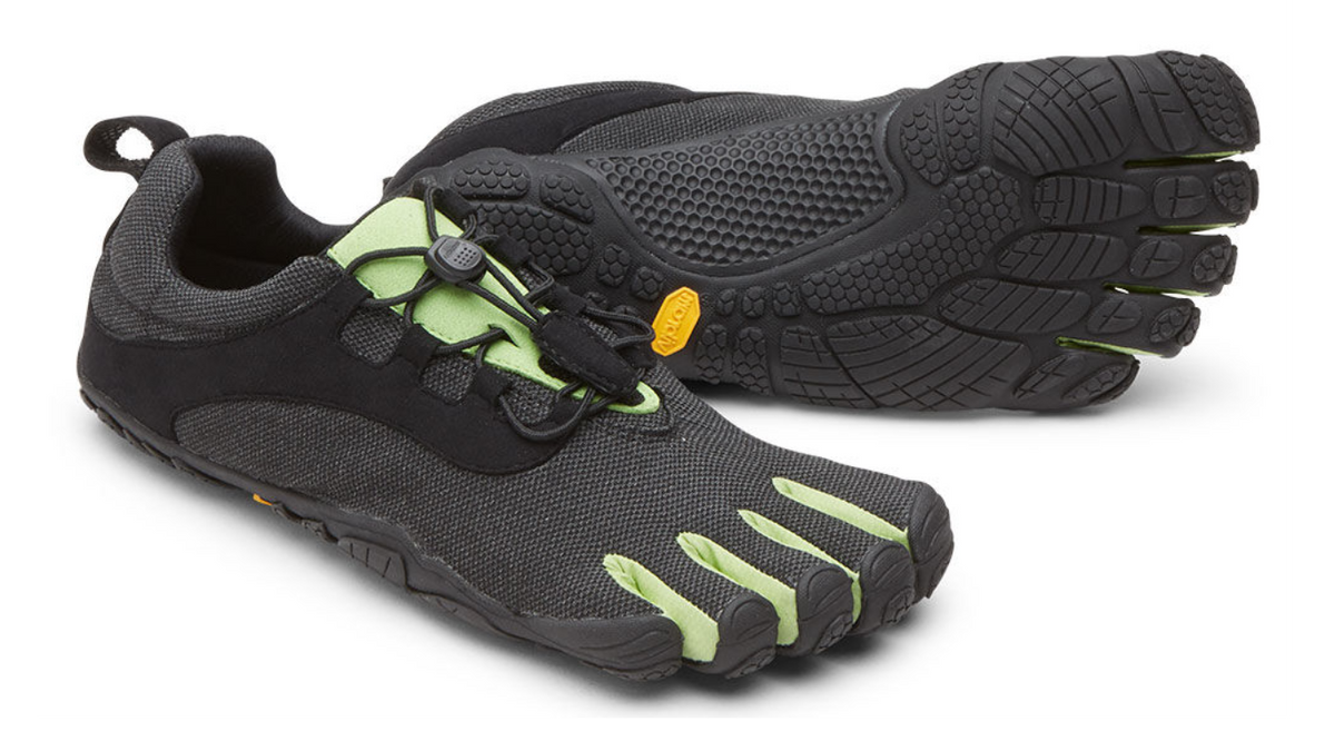 Barfußschuh für Erwachsene mit Schnürung, fünf einzelnen Zehenkammern und profilierter Sohle als Paar, schräge Vorderansicht
