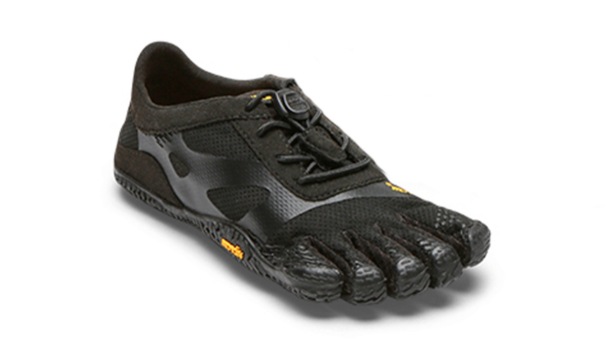Barfußschuh für Kinder mit Schnürung, fünf einzelnen Zehenkammern und profilierter Sohle, schräge Vorderansicht