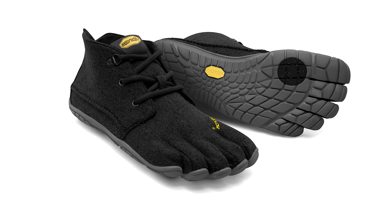 Barfußschuh für Erwachsene mit Schnürung, fünf einzelnen Zehenkammern und profilierter Sohle als Paar, schräge Vorderansicht