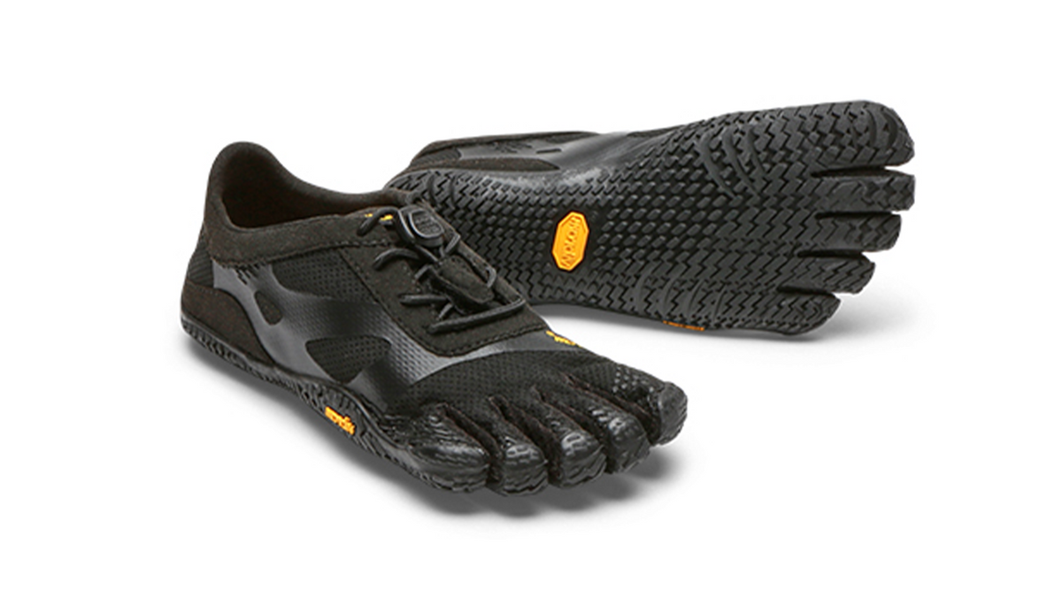Barfußschuh für Kinder mit Schnürung, fünf einzelnen Zehenkammern und profilierter Sohle als Paar, schräge Vorderansicht