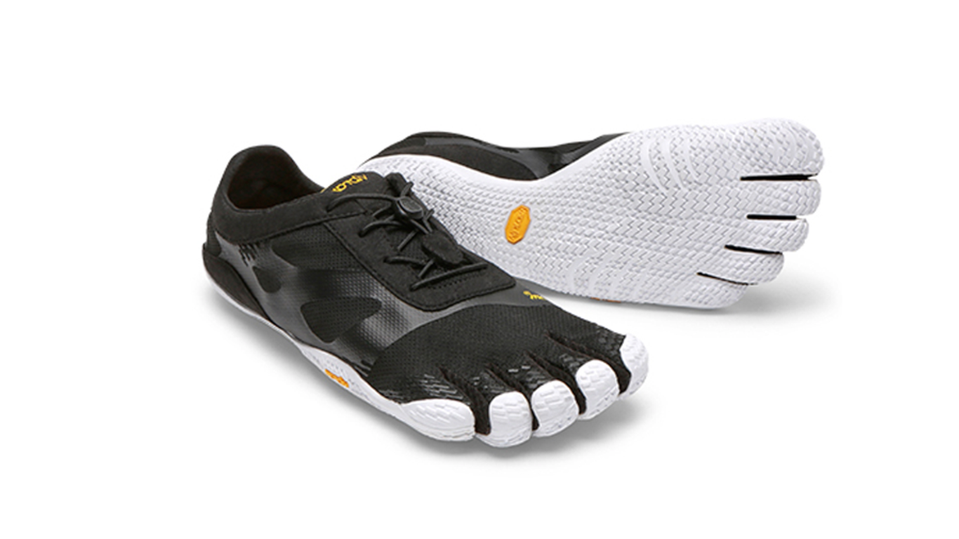 Barfußschuh für Erwachsene mit Schnürung, fünf einzelnen Zehenkammern und profilierter Sohle als Paar, schräge Vorderansicht