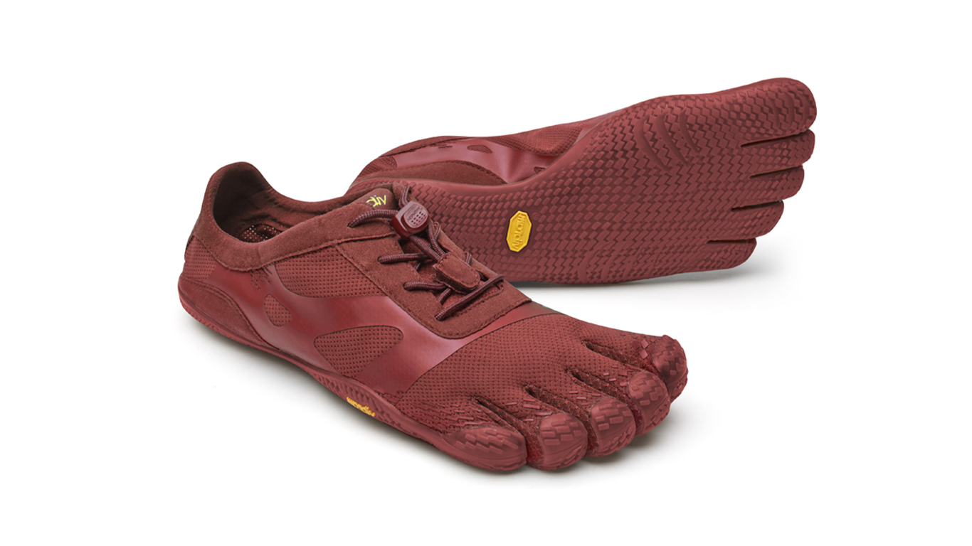 Barfußschuh für Erwachsene mit Schnürung, fünf einzelnen Zehenkammern und profilierter Sohle als Paar, schräge Vorderansicht