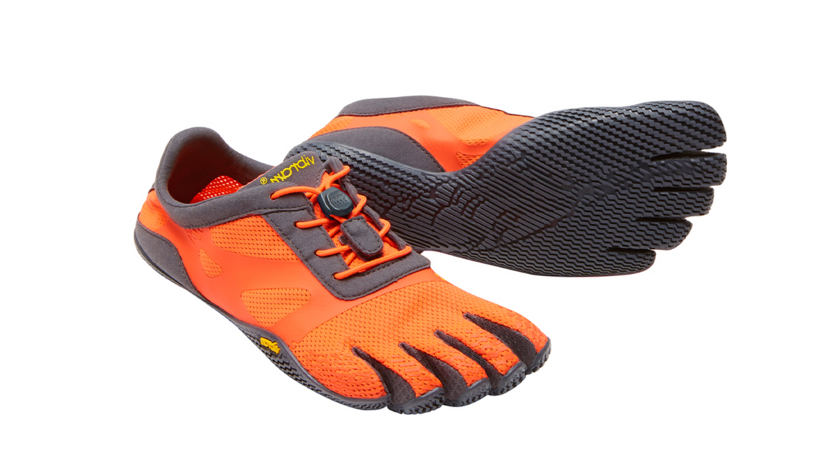 Barfußschuh für Erwachsene mit Schnürung, fünf einzelnen Zehenkammern und profilierter Sohle als Paar, schräge Vorderansicht