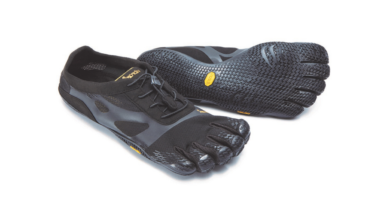Barfußschuh für Erwachsene mit Schnürung, fünf einzelnen Zehenkammern und profilierter Sohle als Paar, schräge Vorderansicht