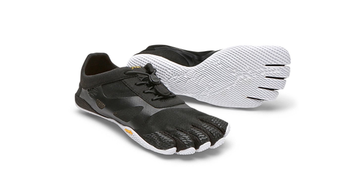 Barfußschuh für Erwachsene mit Schnürung, fünf einzelnen Zehenkammern und profilierter Sohle als Paar, schräge Vorderansicht