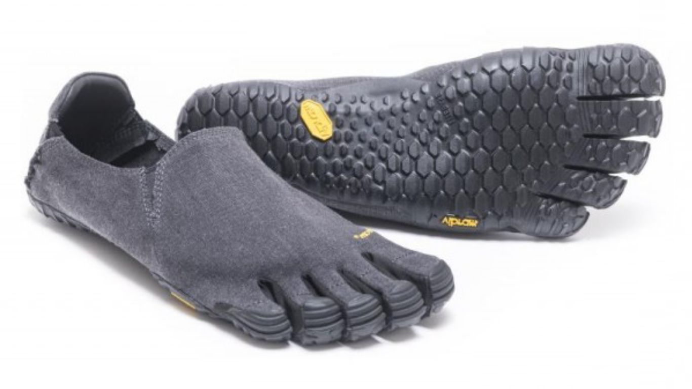 Barfußschuh für Erwachsene ohne Verschluss mit fünf einzelnen Zehenkammern und profilierter Sohle als Paar, schräge Vorderansicht