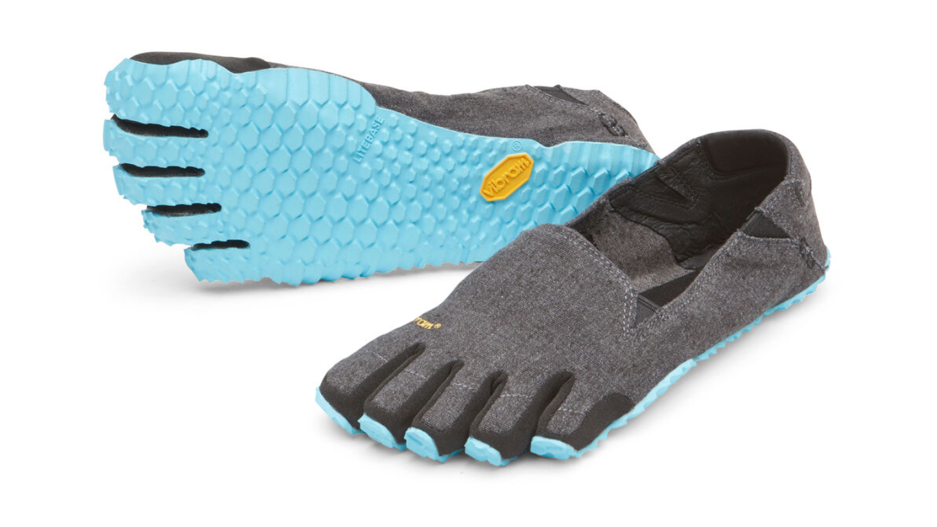Barfußschuh für Erwachsene ohne Verschluss mit fünf einzelnen Zehenkammern und profilierter Sohle als Paar, schräge Vorderansicht