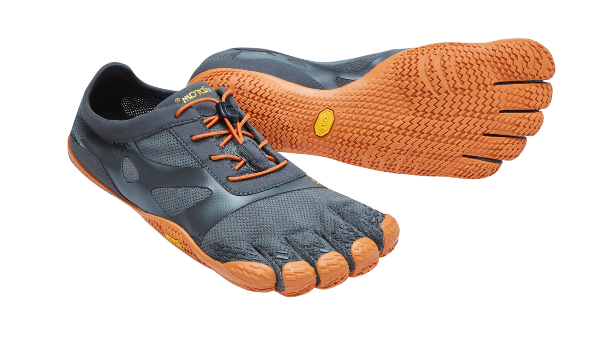 Barfußschuh für Erwachsene mit Schnürung, fünf einzelnen Zehenkammern und profilierter Sohle als Paar, schräge Vorderansicht
